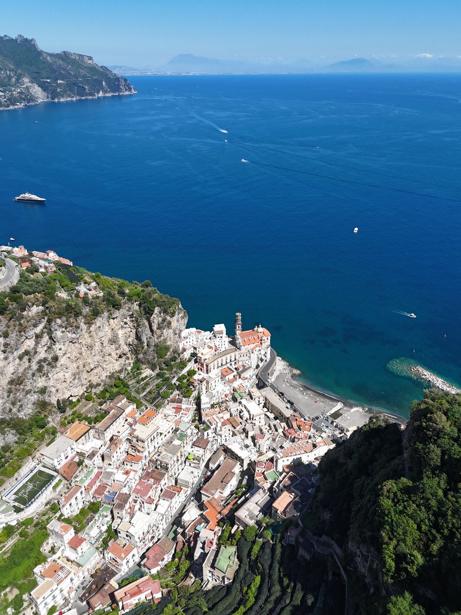 Un tuffo nel fascino di #Atrani, il borgo gioiello della #CostieraAmalfitana ✨ Case arroccate, vicoli suggestivi e il mare che abbraccia il centro storico. Un angolo di paradiso da scoprire! 🌊💙

E tu? Vivresti mai lì?
#Travel #TravelTown #Italy #italyevents #travelphotography
