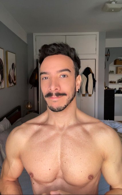 Titties out ?? https://t.co/sReeCtZT9V