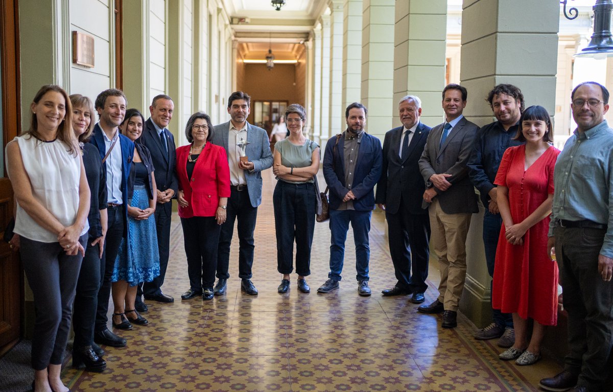 La <a href="/ucatolica/">Universidad Católica</a> y el <a href="/MIM_museo/">MIM_Museo</a>, han firmado un convenio que abre nuevas oportunidades para la comunidad UC. 🎓🤝 

📍 Gracias a esta alianza, los estudiantes y académicos podrán realizar prácticas profesionales en espacios del museo. (🧵)