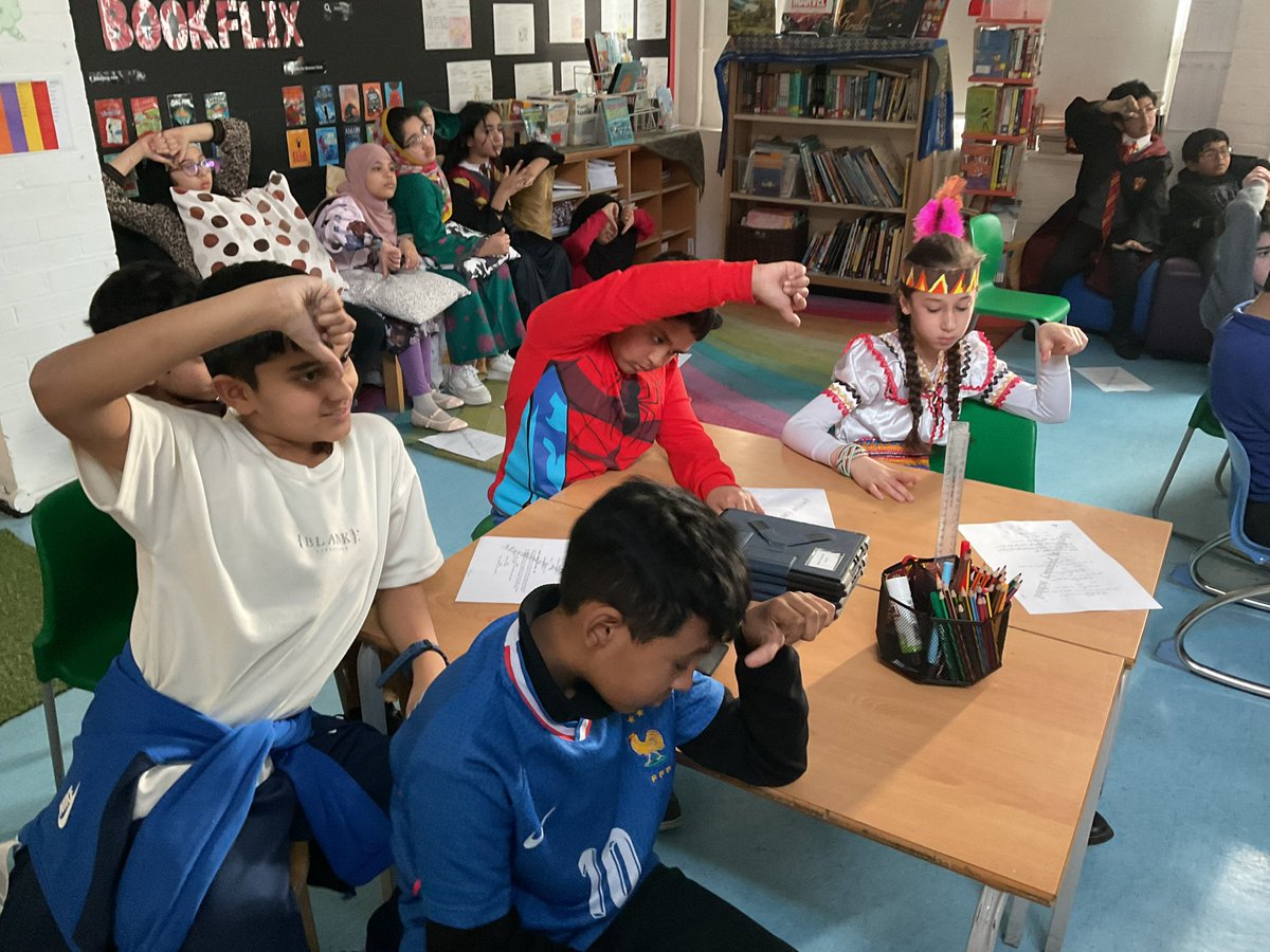 MayflowerSch's tweet image. For #WorldofWorkWeek #WOWW, Helen (an Adult Educator/Teacher) came to #Year5 about apprenticeships. #Hockney enjoyed participating in her quiz and learning b about ways they could learn by doing, while getting paid!