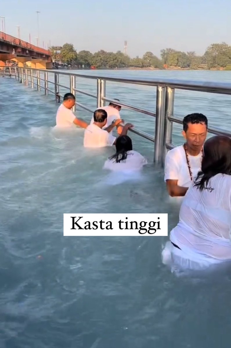 whoopziiy's tweet image. SUNGAI GANGGA, SUNGAI PALING SUCI DI INDIA

Ternyata ada yg bersihnya, 
selama ini tau nya cuma yg kotor nya aja😭