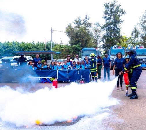 GlobalTimesRW's tweet photo. Umuvugizi wa Polisi y’u🇷🇼, ACP Boniface Rutikanga yakiriye abanyeshuri n'abarimu bo mu ishuri rya #WISMA ku cyicaro gikuru cya Polisi y'u🇷🇼
Beretswe uko #Police icunga umutekano wo mu muhanda,ihangana n’inkongi,uko ikora ubutabazi n'uburyo imbwa zisaka ibiturika n'ibiyobyabwenge. https://t.co/u3EUF7R5QT