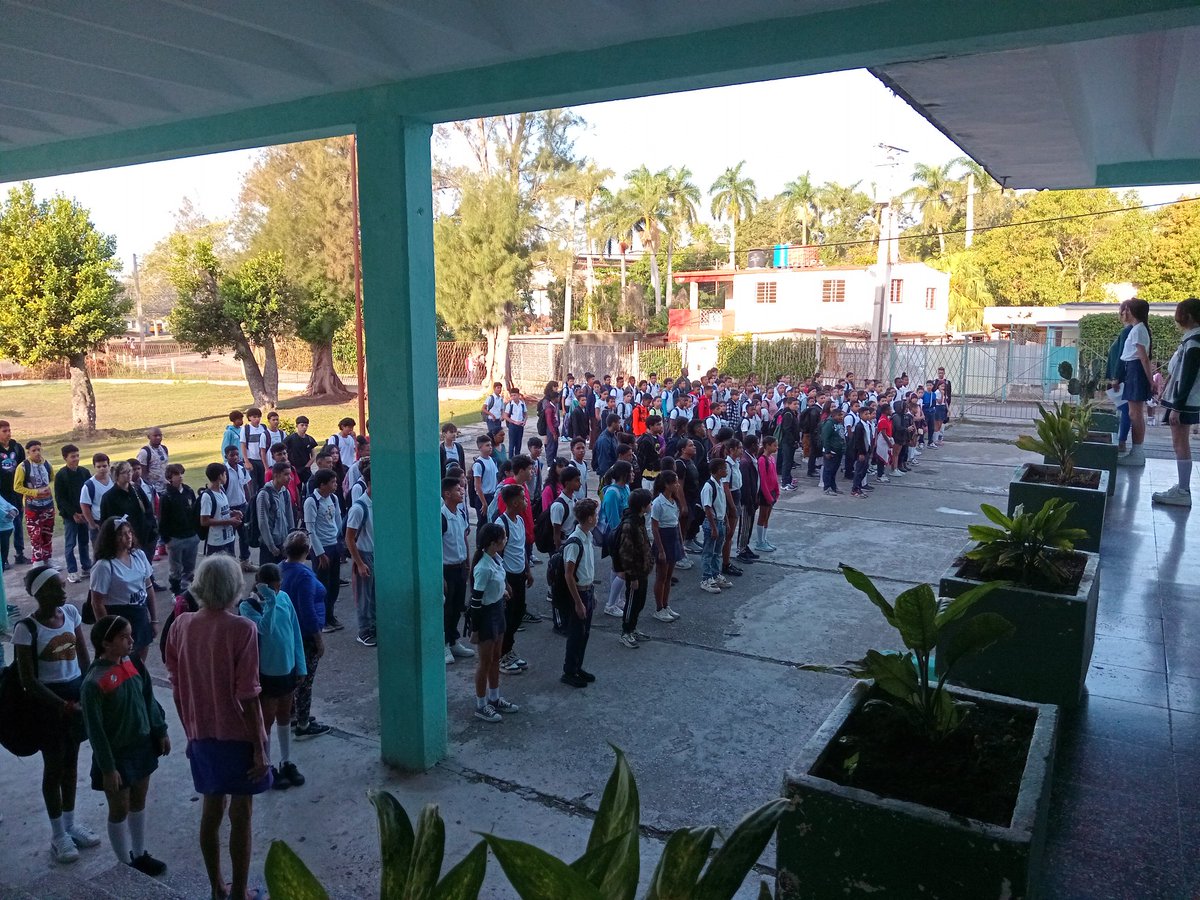 AlvaroAT831020's tweet photo. #Cotorro. Se realiza intercambio hoy en la Secundaria Básica 13 de Marzo y el Círculo Infantil Blanca Mariposas, con el objetivo de evaluar el Proceso Docente Educativo y el plan de reparación y mantenimiento. 
#LaHabanaViveEnMí https://t.co/E6XEaBGMZ7