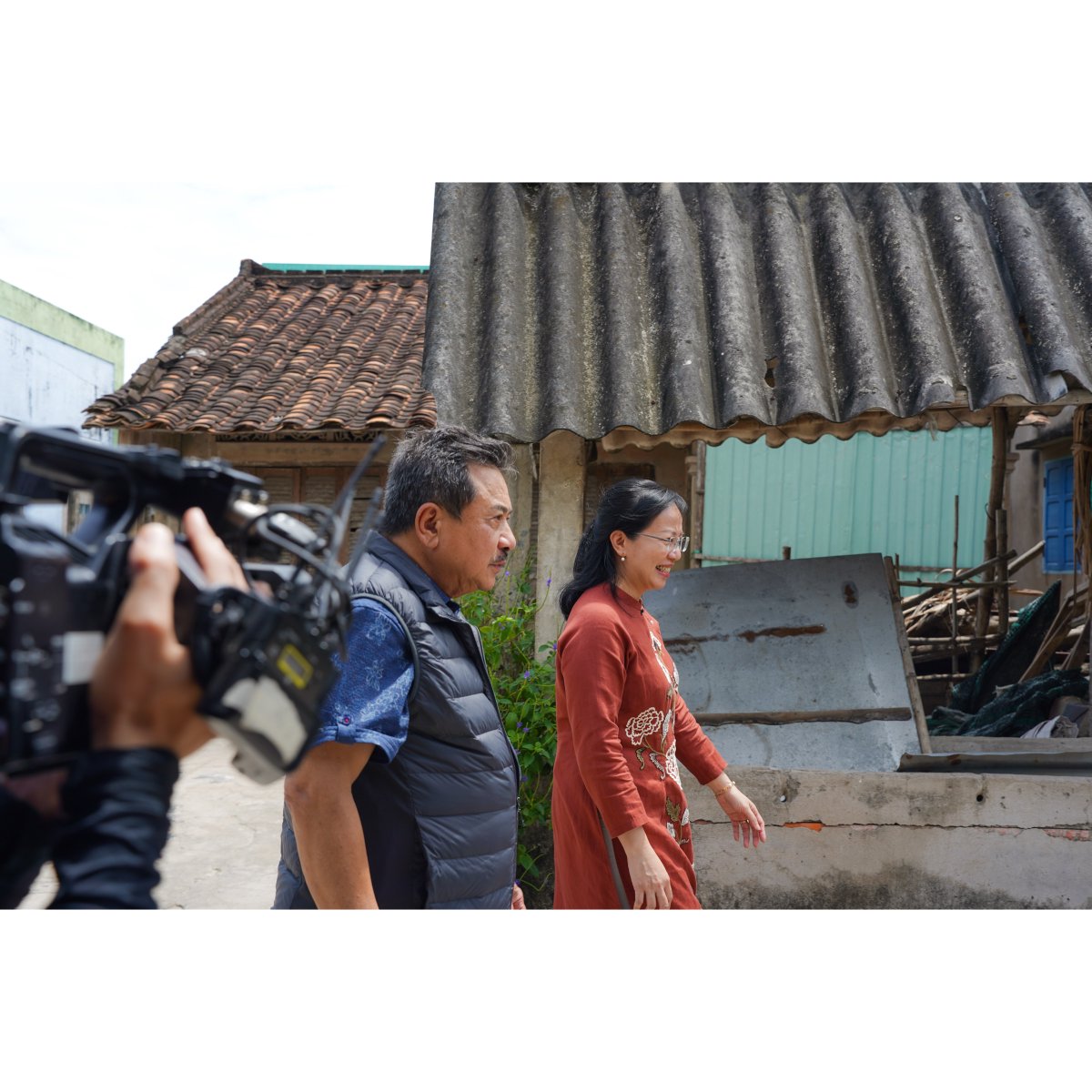 mcvietthao's tweet photo. Cũng ngay trưa ngày 21 tháng 2 năm 2025, Sau khi thăm Hãng Rượu Phú Lễ, Việt Thảo được Chị Trúc đưa đi thăm Làng Rượu Phú Lễ đã có hơn 200 năm.
.
#vietthao #mcvietthao #mcv #Vinaecolife #phule #batri #bentre https://t.co/MBbQQBh2qr