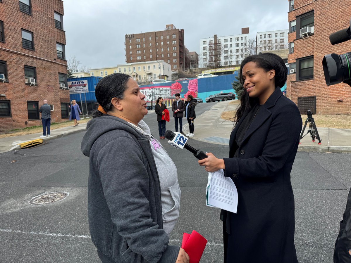 mhacyonkers's tweet image. Residents at the Palisade Towers in the @CityofYonkers will be able to use a new electric shuttle to do their laundry! 🚐✨ 
 
#Circuit, a leading provider of EV mobility solutions, is running the free shuttle thanks to a partnership with @WestchesterBiz. 💡

#yonkers #innovation