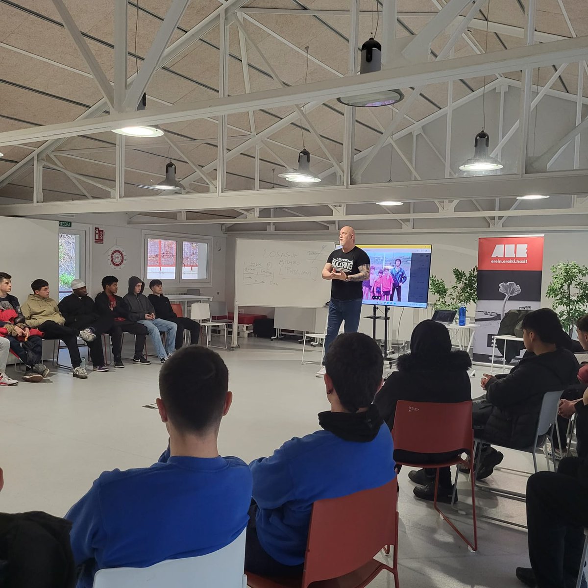 Iñaki Zubizarreta gurean izan da,   ikasle eta irakasleei zuzendutako Bullynari buruzko hitzaldia ematen!!!
Bullyna: 
"Gogorrena ez ziren meatxuak baizik eta zerbait egin ahal zutenek ez zutela ezer egin"
<a href="/ikaslangipuzkoa/">IKASLAN GIPUZKOA</a>.eus <a href="/FPeuskadi/">FPeuskadi</a>
 <a href="/i_Tlent/">iTlent</a>  #bulling #acoso