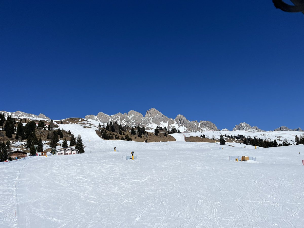 Vandaag weer een heerlijke dag. Dit keer in San Pellegrino. Super mooi, maar vol in de zon. Vanaf 12u al ploeteren door de zachte sneeuw. Om 14u maar gestopt om brokken te voorkomen. Nu heerlijk drankje doen op de piste aan de overkant v.h. hotel.