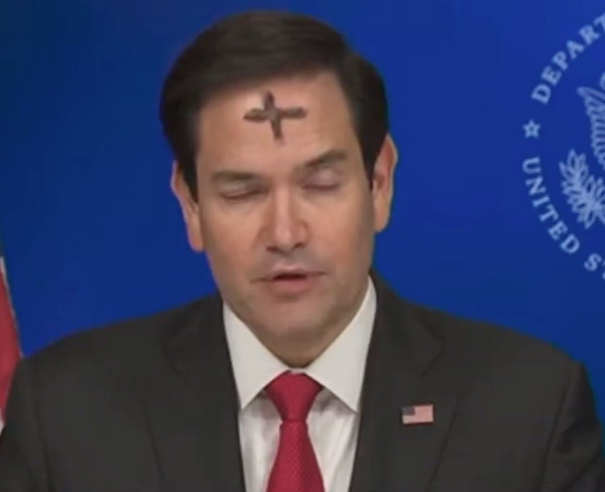 Это не фотошоп. Это госсекретарь США.
Напоминаю: на дворе XXI век.