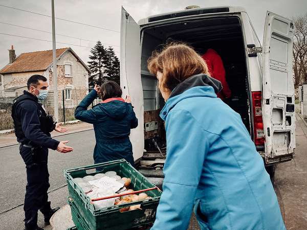 Vous vous rappelez à Calais, quand des gens prenaient 135€ d’amende pour distribution illégale d’eau et de nourriture ?

Et bien l’Etat a été condamné, et c’est une excellente nouvelle. 

Je racontais ces verbalisations ubuesques dans les ASH.

ash.tm.fr/societe/calais…