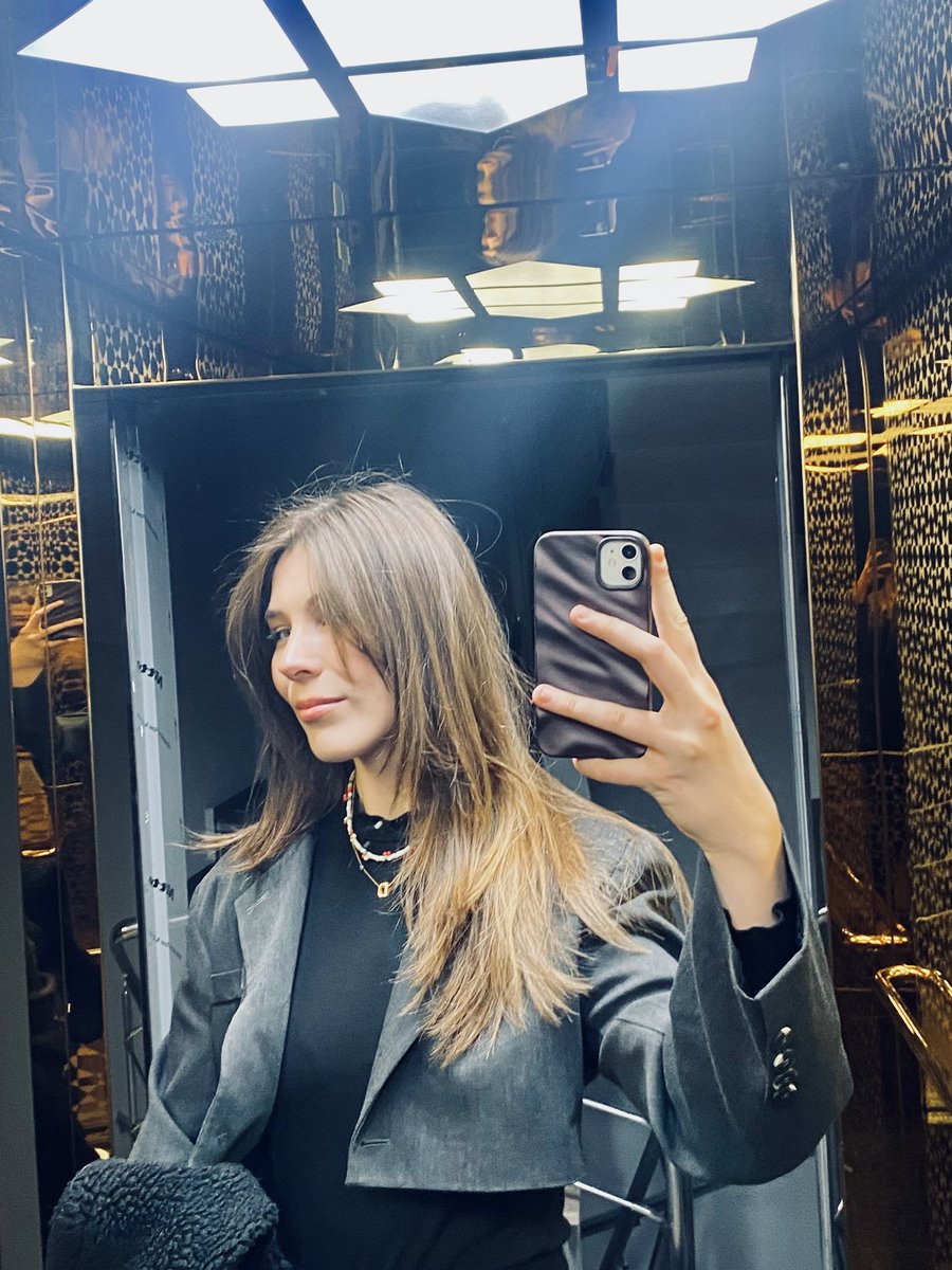 saçımı kestirdim ağırlık yapan düşüncelerim de kırıklarımla beraber gitmiş gibi hissediyorum, bu saç kestirme işini hafife alıyoruz