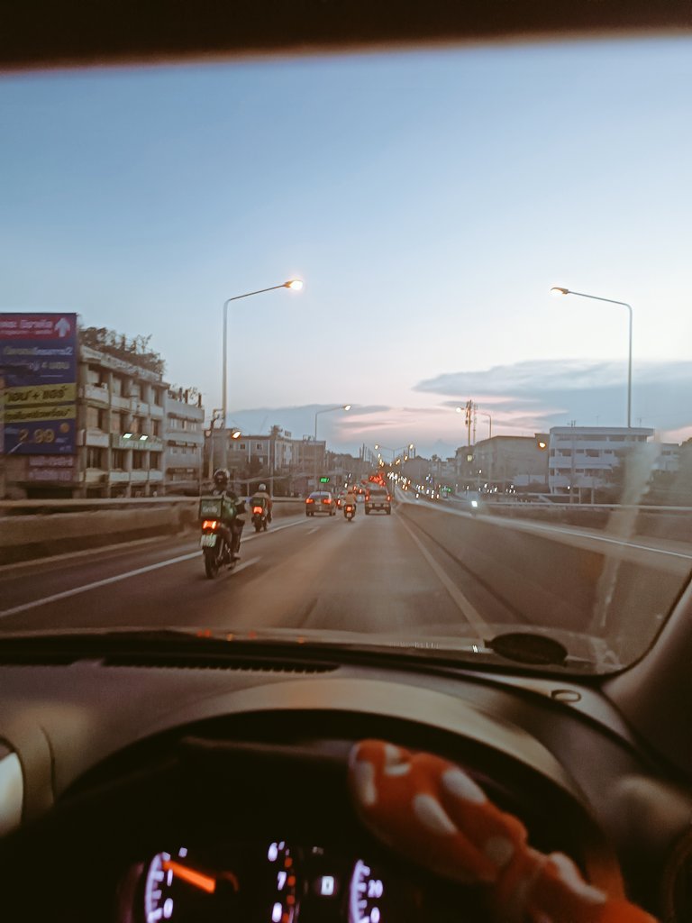 สิ่งที่เห็นมันก็แค่อีกมุมนึงของคน 
เพราะฉะนั้นอย่าเอามาตัดสินชีวิตใคร 🌻