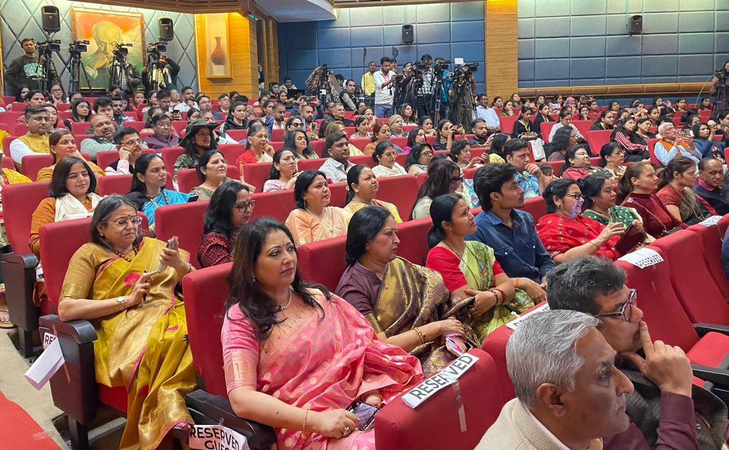 VanathiBJP's tweet image. Empowered women build a stronger nation! Delighted to attend the Lokmata Ahilyabai Holkar Awards, organized by the Kamala Ankibai Ghamandiram Gowani Trust, celebrating extraordinary women shaping India’s future. 
#NariShakti
 #WomenLedDevelopment