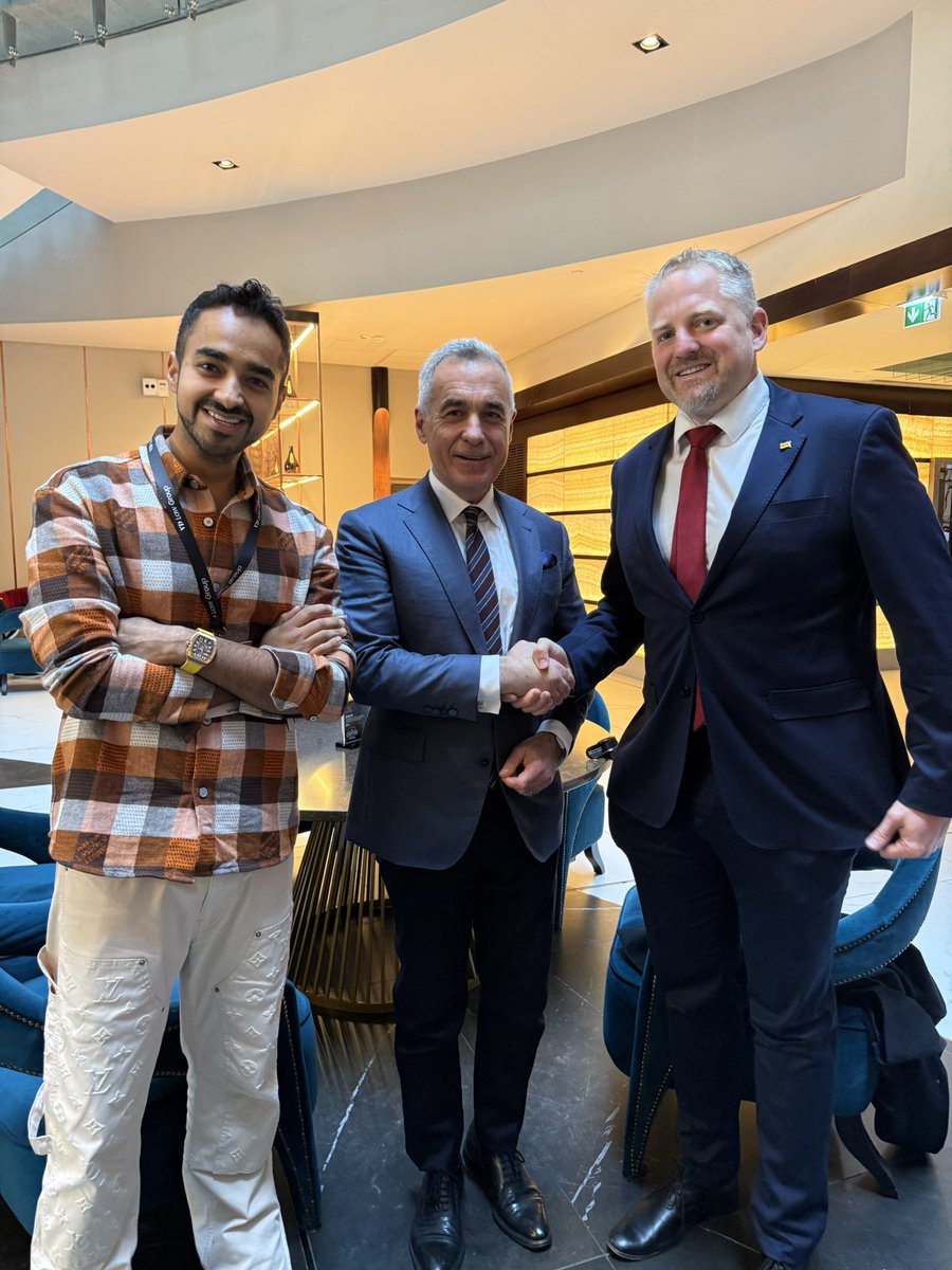 EvanLuthra's tweet image. Had the chance to meet Romanian Presidential Candidate Calin Georgescu alongside @Liberland_org President @JedlickaVit during my visit to #Romania. I stay neutral in Romanian politics but always keen to chat with influential figures🇷🇴
What do you think about Romania’s situation?