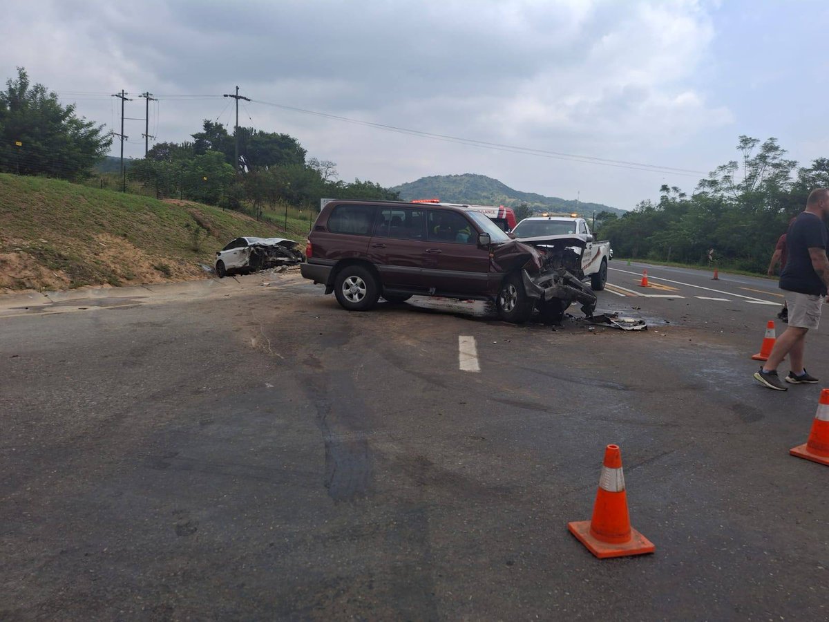 _ArriveAlive's tweet photo. Serious head-on collision reported on the R40 road between Nelspruit and Barberton https://t.co/MgtN47VxZw
#ArriveAlive #SeriousCollision #MPTrafficEmergency @MpumalangaGov https://t.co/vFpDRvpmfc