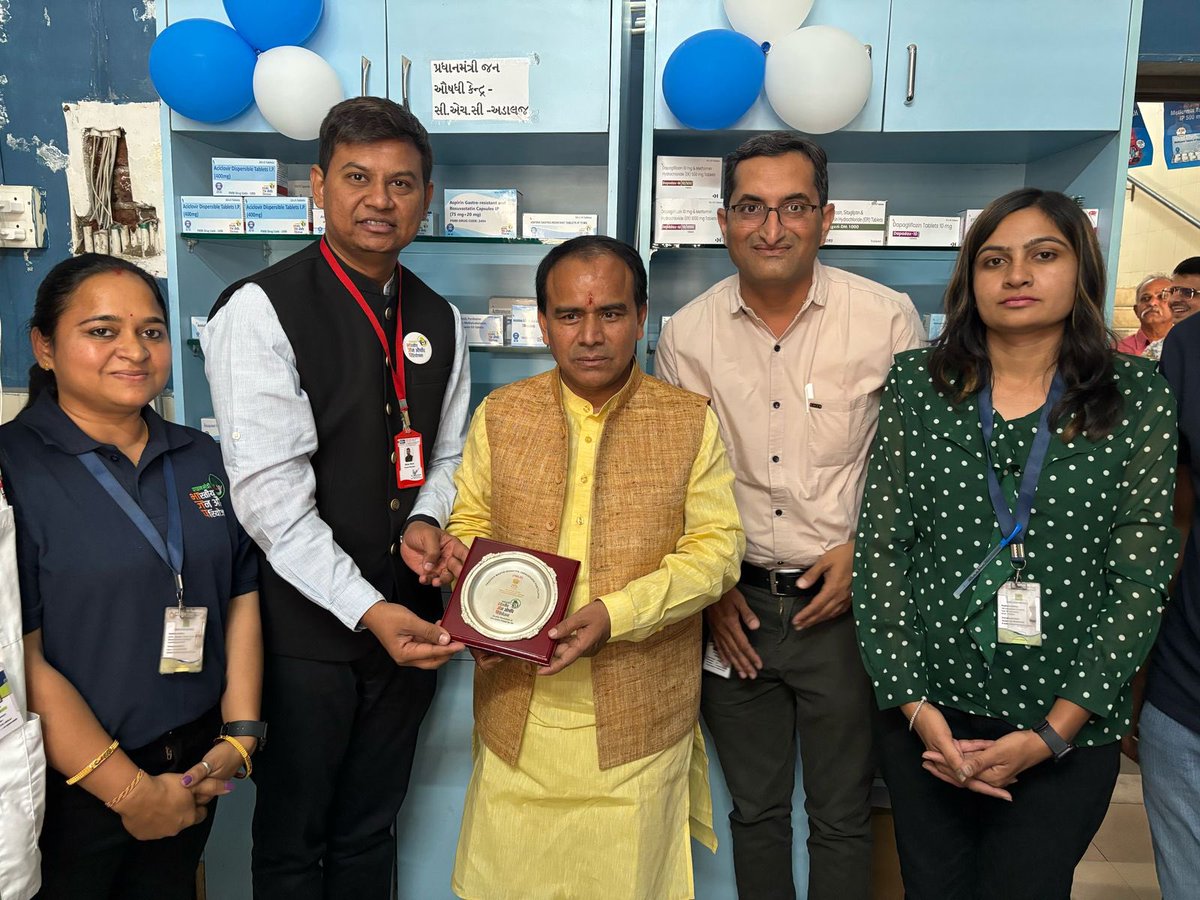 iShahMilan's tweet photo. Uttarakhand Health Minister Shri @DrDhanSinghUK Ji promotes affordable healthcare during his Gujarat Tour.
He visited the Pradhan Mantri Jan Aushadhi Kendra by IRCS at CHC-Adalaj as part of #JanAushadhiWeek, strengthening healthcare services in the state #PMBJP #SilentRevolution https://t.co/yWeIhkmLmU