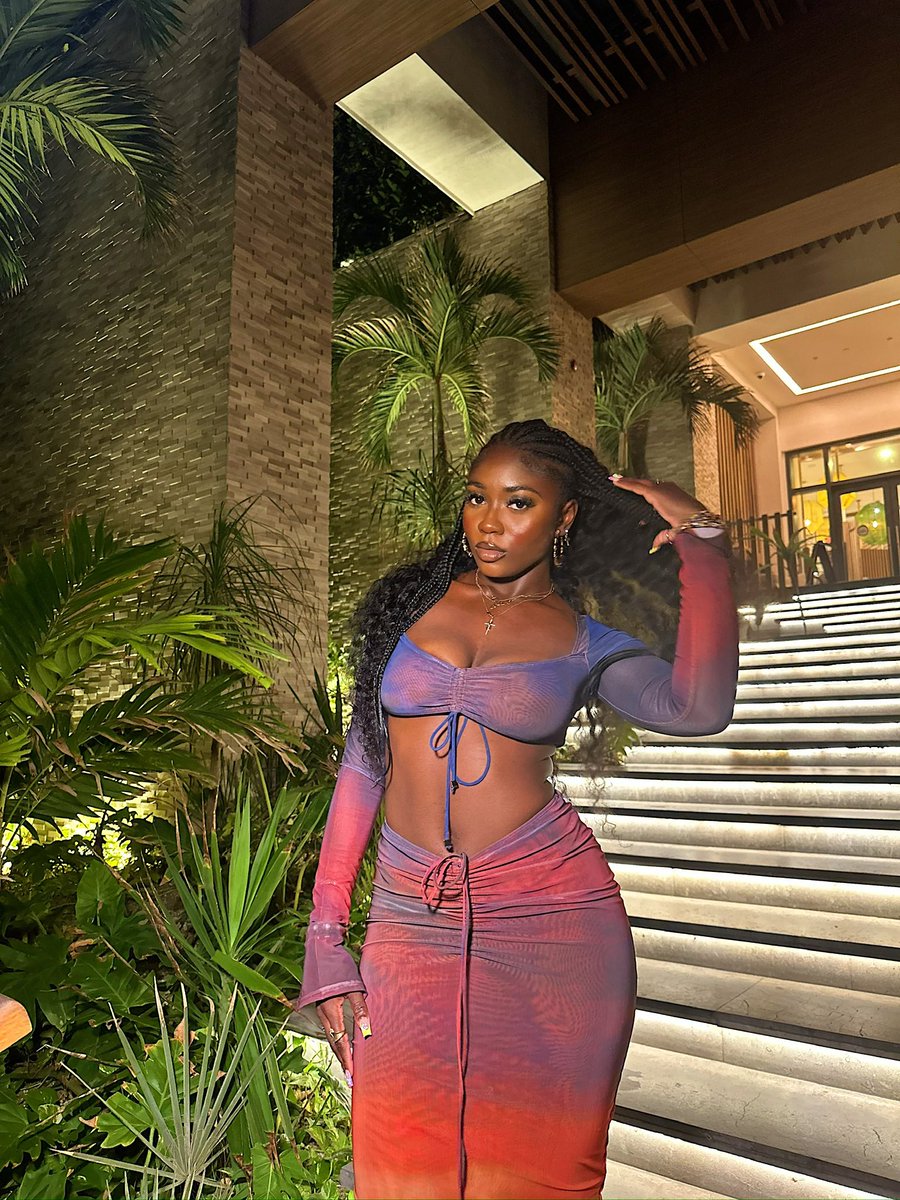 brittanyways's tweet image. the flag, the face: