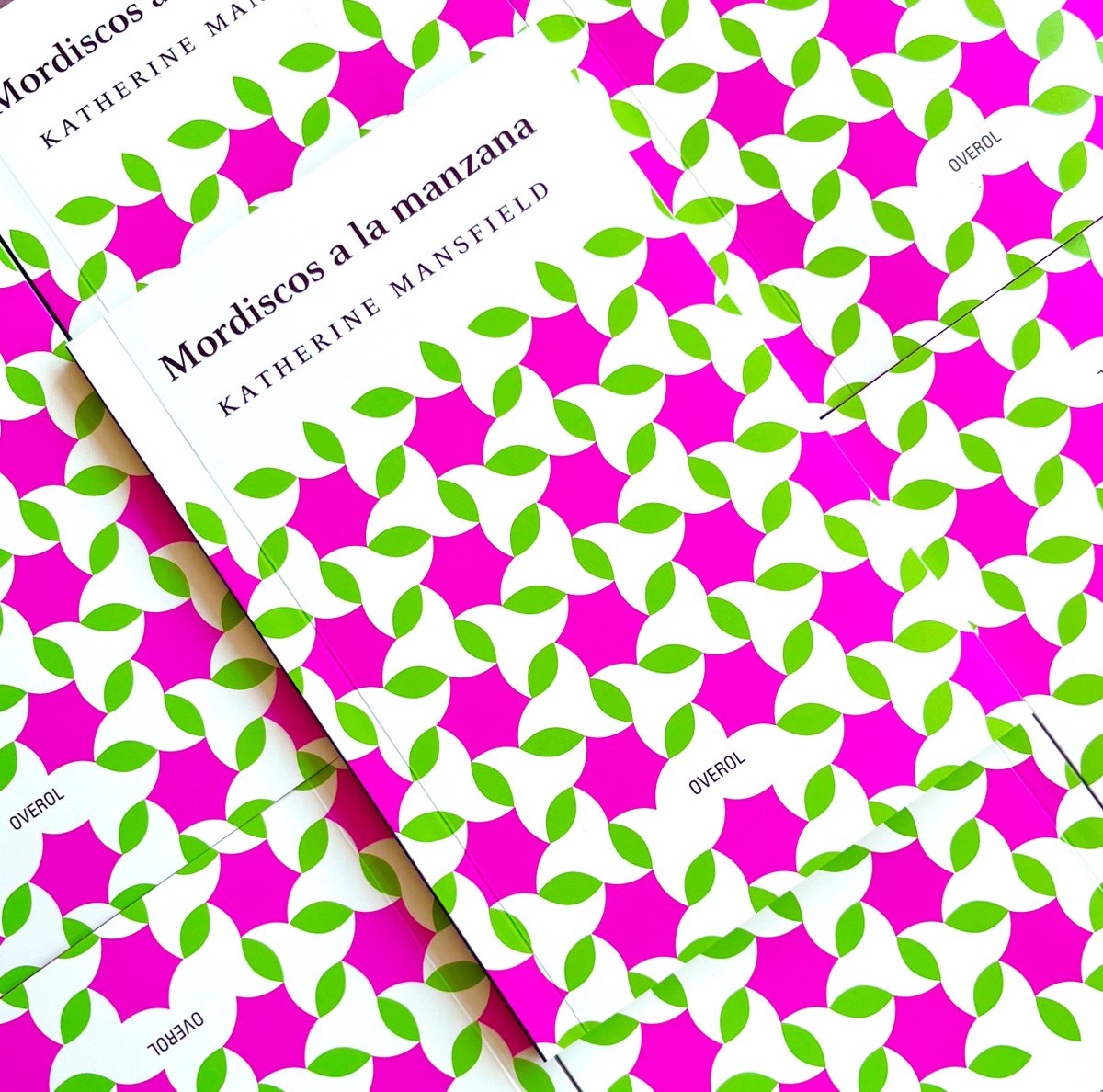 🍃🍎🍃  Mordiscos a la manzana reúne, en edición bilingüe, cincuenta aforismos escritos por Katherine Mansfield en 1911, traducidos por primera vez al  castellano en versiones de Camilo Perdomo. Una de las novedades que están llegando a librerías a través de <a href="/leemosBigSurCl/">Big Sur Chile</a> ✨