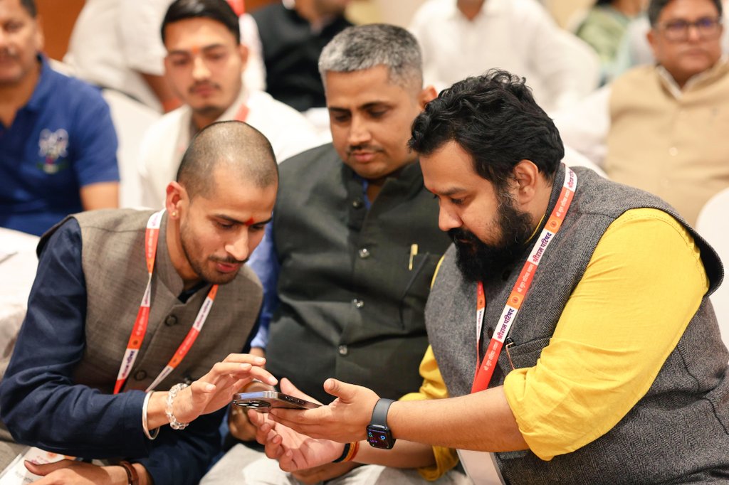 <a href="/sgvnyas/">Shri Guru Vashishtha Nyas</a> द्वारा आयोजित वैचारिक महाकुंभ मेें <a href="/Vishnu_Jain1/">Vishnu Shankar Jain</a> जी।
जिनका ध्येय अत्यन्त स्पष्ट है और कार्यशैली भी। यही सनातन है जहां पर कर्तव्यनिष्ठा के अनेक उदाहरण हैं। 
जय श्रीराम।