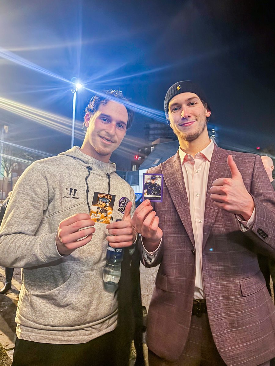 Cade and Logan swapping their trading cards after the Nottingham v Glasgow game last night! 

Brotherly love. 

❤️❤️