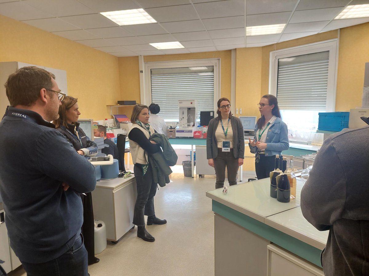 [Nouveaux installés] - Journée #Nova nouveaux agriculteurs Axéréal à Noyers-sur-Cher.

Une journée riche en échanges qui a débuté avec la visite d'AxVigne et de son magasin d'articles de caves et produits pour le travail de la vigne et du vin, ainsi que de son laboratoire. ⏬