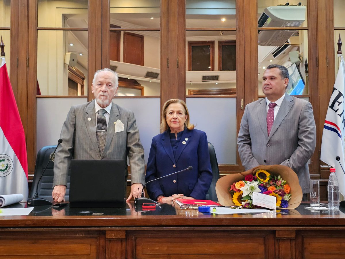 🔹El presidente del JEM Prof. Dr. César Antonio Garay hizo entrega de una placa de reconocimiento a la Prof. Dra. Alicia Pucheta, por su destacada gestión como presidenta en el periodo 2024-2025 y su invaluable aporte al mejoramiento de la institución.  

#JEMPy