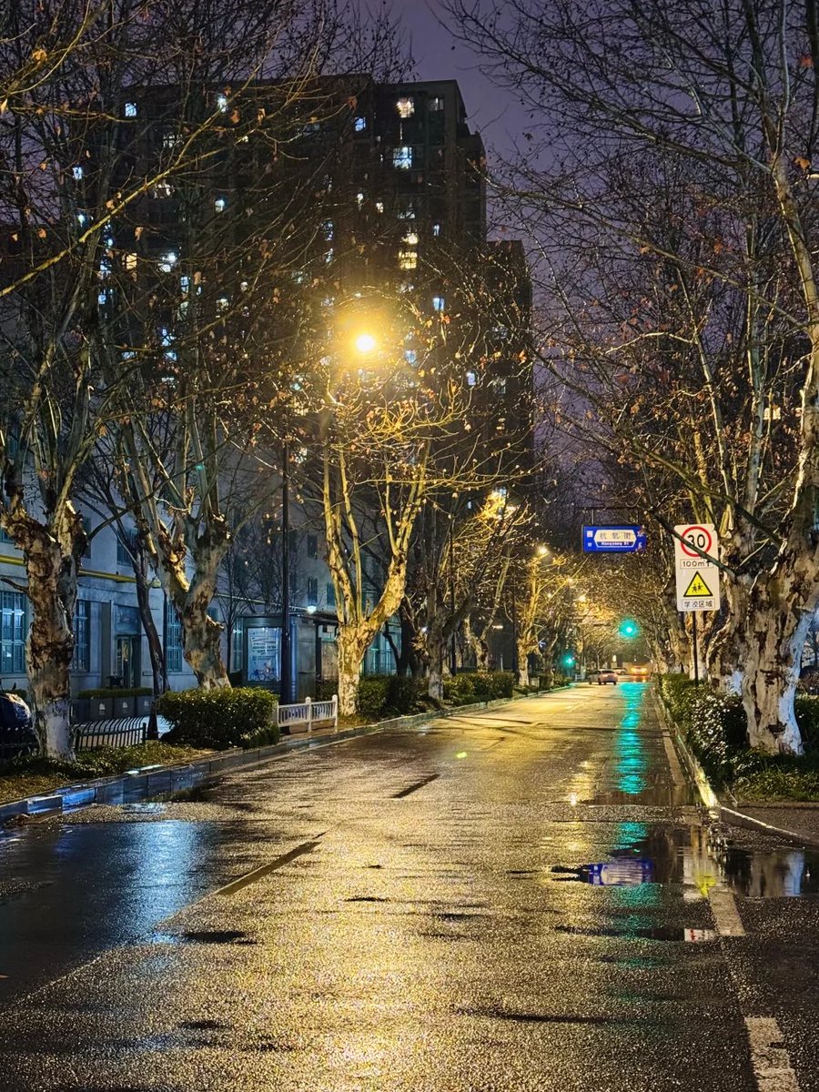 降りしきる雨の中、屋内の温かさが心地よい