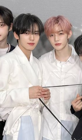 프시케의 남자가 될 운명인 에로스가 아프로디테 옆에서 떨어질 생각을 안 합니다