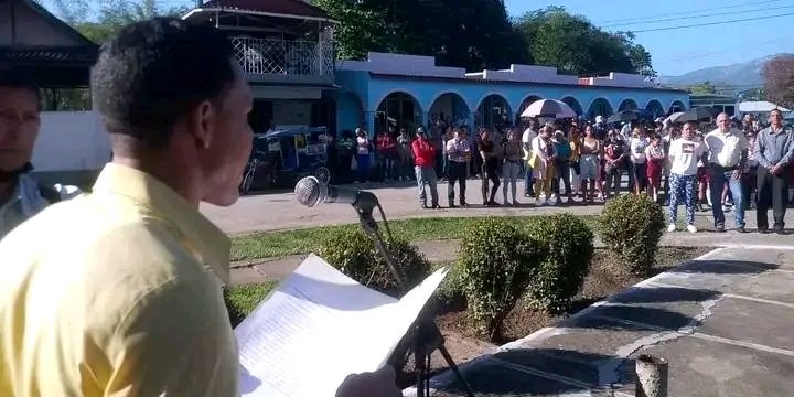 ampp2Frente's tweet photo. En saludo al 67 aniversario de la Toma del Cuartel de Mayarí Arriba, las principales autoridades del territorio, así como niños y una representación del pueblo del #SegundoFrente, recordaron la acción y rindieron tributo a Enodio Dominguez Montoya. https://t.co/2OfffiM3ll
