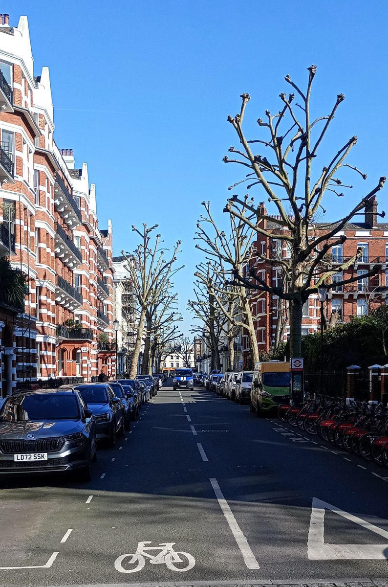 coldcaseboysuk's tweet photo. Turning right from the Warwick Road exit, one comes to Trebovir Road. This is the road that some have suggested Martin and his abductor traversed when they re-entered the station on the Earl's Court Road.
#news #London #History #newspapers #MissingPerson #MartinAllen https://t.co/PcNMrZBeYN