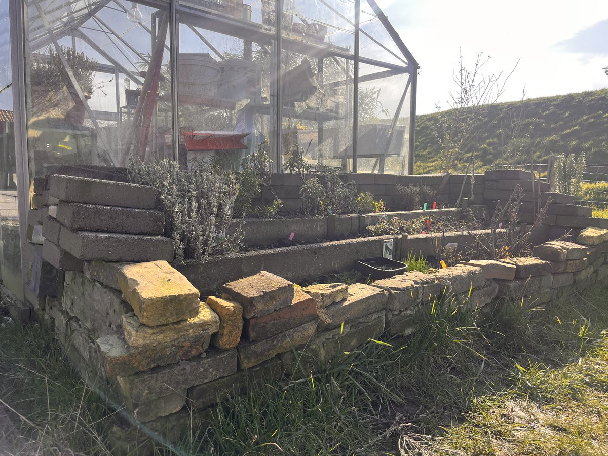 👀 WE ZOEKEN….. tegels! | Vorig jaar maakten we dit kruidenterras, dit jaar willen we graag een uitbreiding.

Daarom: wie heeft tegels en stenen die we kunnen stapelen?

We ontvangen ze graag! 

#recycling #Hergebruik