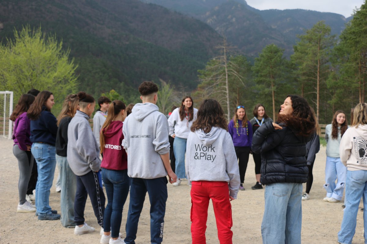 Fundperetarres's tweet image. 🌄 Els @esplaisMCECC publiquen una #guia d'#excursionisme per als #monitors i #monitores que organitzen #excursions segures i enriquidores amb els #infants i #joves dels #centres. 🤩 Podeu consultar-la aquí! 👉  f.mtr.cool/evaskorfly
#EducarActuarTransformar #sostenibilitat