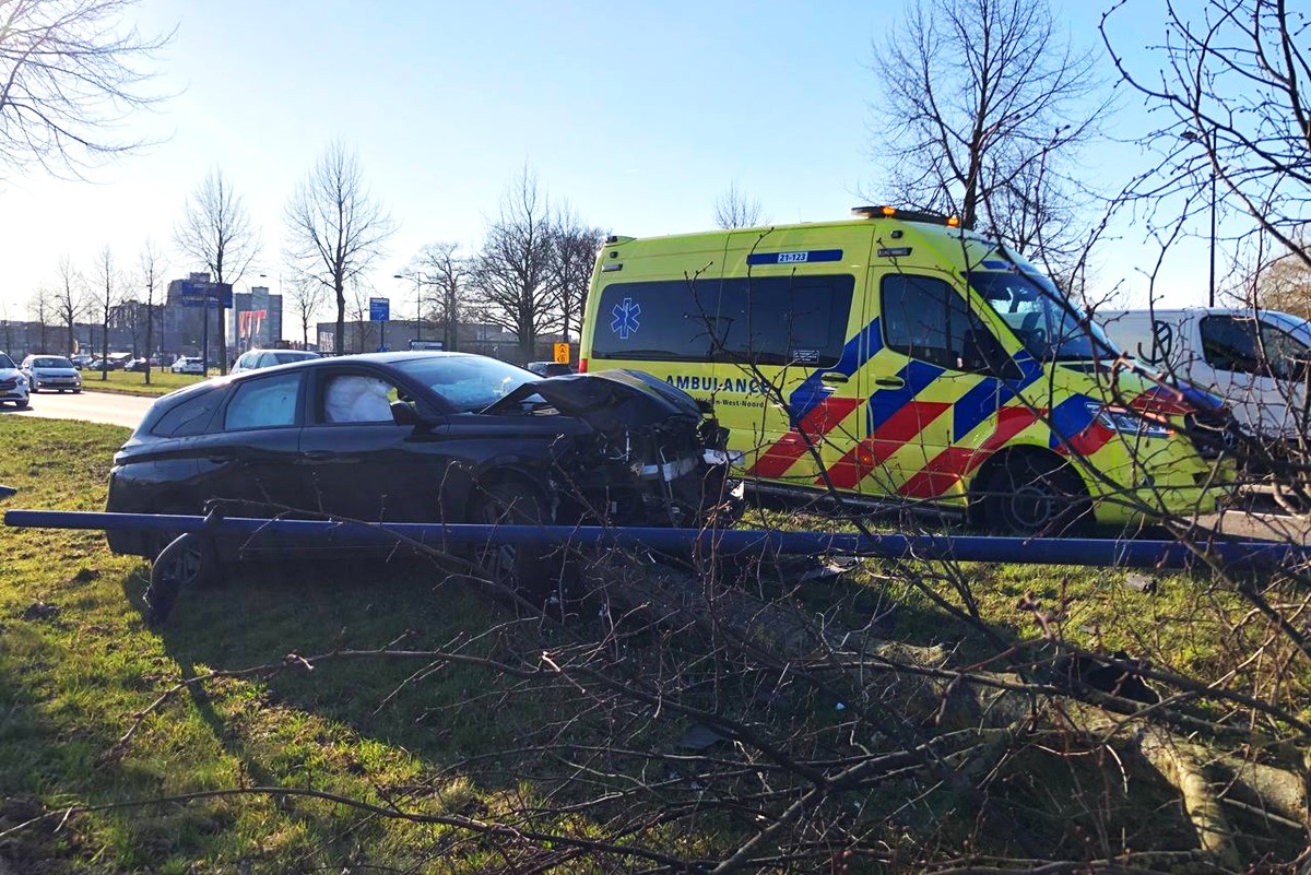 Automobilist ramt lantaarnpaal en boom op Corridor in Veghel