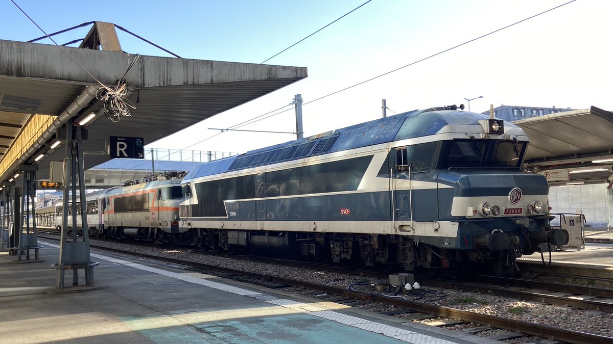 FilledeFlic_Off's tweet photo. Mon #JeudiPhoto 📸 est La Sublime #CC72084 en convoi avec une 7200 ou 22200 #LivréeBéton?
Et une Voiture Corail derrière sur "Voie18" sous un beau soleil 🌤️. https://t.co/qYmQ48Pbwp
