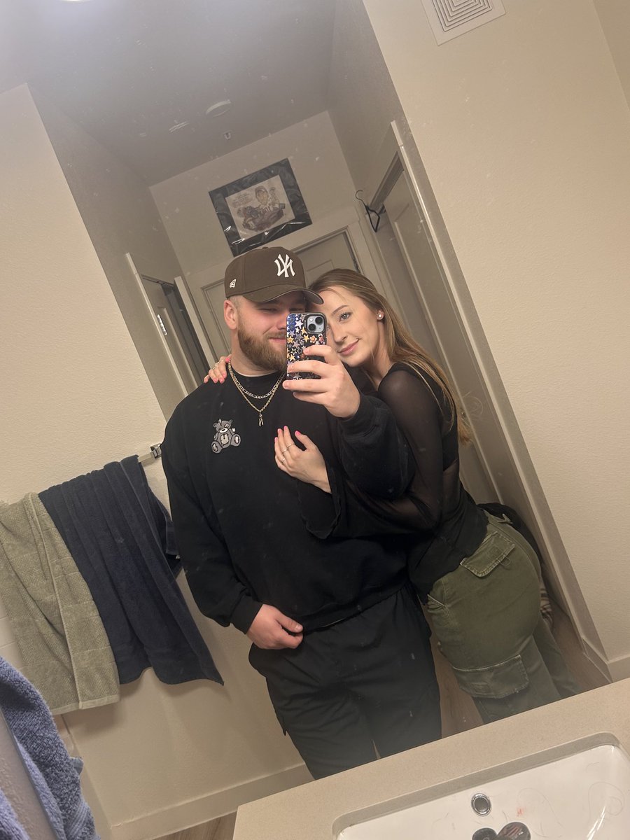 Caleyforniaaaa's tweet photo. two years of laughter, safety, and love, thank you for being the human you are. happy 2 years to us ♥️ https://t.co/3PDTehhilV