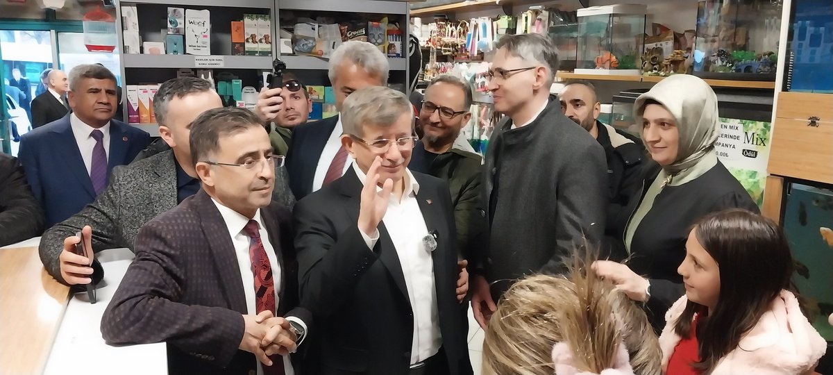 OmerrUnal's tweet photo. Genel Başkanımız Sn. @Ahmet_Davutoglu , Genel Başkan Yardımcılarımız ve Parti Yönetimimiz ile Birlikte Ankara İl  Başkanlığımızın Düzenlemiş Olduğu İftar Programı Öncesi Esnaflarımızı Ziyaret Ettik. https://t.co/TVjMJnl1OE