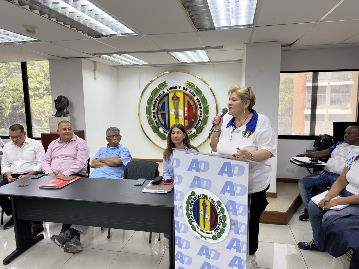 <a href="/vianelbi/">Vianelbi Sojo</a> <a href="/adennisf/">Dennis Fernández</a> La Secretaria Nacional de Organización <a href="/mydonascimento/">Myriam Do Nascimento</a>, ofrece palabras de clausura: “la organización es vital, por ello debemos realizar el trabajo en todos los rincones de Venezuela. Estamos convencidos que AD será la primera fuerza en los resultados del 25 de mayo”.