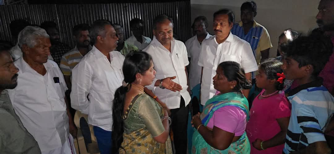 villagemedia16's tweet image. சேலம் மாநகர மாவட்டம்,தாரமங்கலம் ஒன்றியம், அழகுசமுத்திரத்தை சேர்ந்த அன்புத்தம்பி அழகு பிரகாஷ்பதி  ஊடகப் பேரவை மாவட்ட இணைச்  செயலாளர் மீது சமூக வலைதளத்தில் தவறான கருத்து பதிவிட்டதாக  பொய் வழக்கு தொடரப்பட்டு இன்று அதிகாலை சென்னை இருந்து காவல்துறை அதிகாரிகள் அழகு பிரகஸ்பதி…