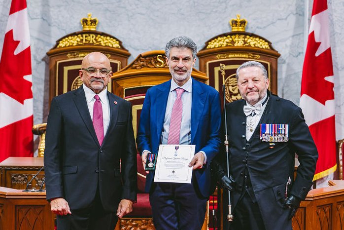 Yoshua Bengio (@yoshua_bengio) on Twitter photo Le 28 février, j'ai eu l'honneur de recevoir la Médaille du couronnement du roi Charles III en reconnaissance de mes contributions en apprentissage profond. Je remercie le Sénateur Andrew Cardozo de m'avoir remis cette importante distinction! Le 28 février, j'ai eu l'honneur de recevoir la Médaille du couronnement du roi Charles III en reconnaissance de mes contributions en apprentissage profond. Je remercie le Sénateur Andrew Cardozo de m'avoir remis cette importante distinction!