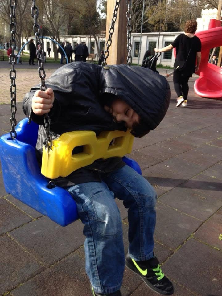 Ahmet’i, uyuyakaldığı salıncağın arkasında gözüken camii avlusundan uğurladık.