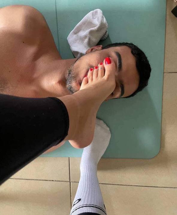 كم #كلب يحب #يشم جواريبي ويبوس رجلي يعمل #ريلوت #ريتويت