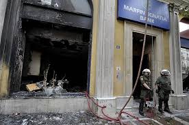 Τὸ ὄργιο ἀστυνομικῆς βίας σὲ συνδυασμὸ μὲ τὸ ὅτι ὁ Χρυσοχοΐδης ἦταν στὴν ἴδια θέση ὅταν ἔγινε ἡ πολύνεκρη προβοκάτσια τῆς Μαρφὶν μᾶς προϊδεάζει γιὰ τὰ χειρότερα μὲ τὴν ἀδίστακτη κυβέρνηση τῆς Συμμορίας τοῦ Μαξίμου.