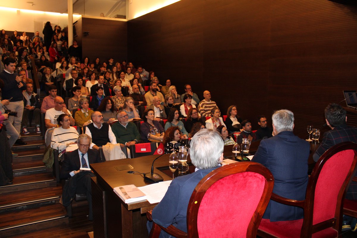 ¡Qué buen rato esta tarde en <a href="/camaradesevilla/">Cámara de Comercio de Sevilla</a>! Gran historia, "Una dama desconocida", gran autor, <a href="/cdelamor_/">Carlos del Amor</a>, y grandes compañeros, <a href="/emmacamarero/">Emma Camarero</a> y <a href="/histodepapel/">Historias de Papel - Manuel Pedraz</a>. Grandes los asistentes que han rebosado el salón de actos. Hay días que te dejan un regusto especial. Como el de hoy.