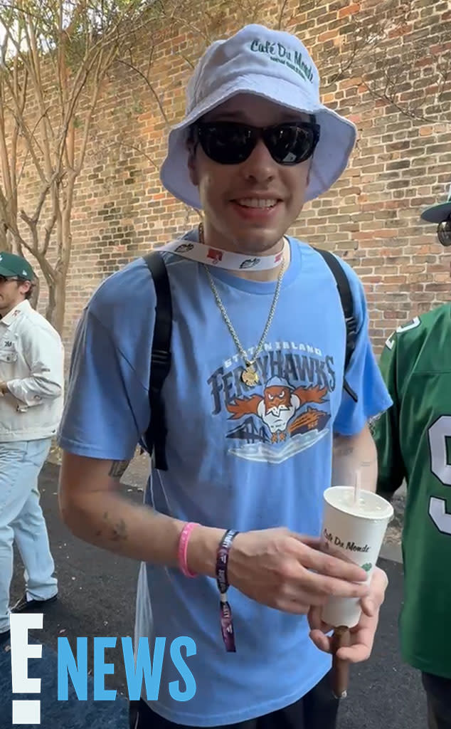 Staten Island’s own Pete Davidson reppin’ #downtownSInyc all the way in New Orleans! Caught rocking a <a href="/FerryHawks/">SI FerryHawks</a> shirt last month while in town for the Super Bowl! 🏈🌟 Love seeing local pride shine on the big stage! Big thanks to <a href="/enews/">E! News</a> for the photo! #FerryHawks