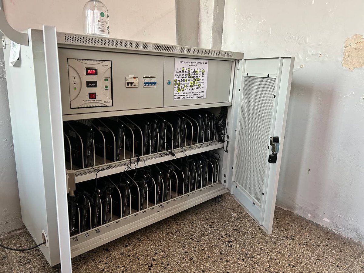 En la primaria 19 #Lanus, terminamos de poner en condiciones las 30 netbooks de PAD y dejamos todo el parque tecnológico escolar listo para usar!

<a href="/AlbertoSileoni/">Alberto Sileoni</a> <a href="/BAeducacion/">Educación PBA</a> <a href="/Barbr_torti/">Bárbara Torti</a> <a href="/DTE_BA/">Tecnología Educativa BA</a> <a href="/HernanCalabrese/">Hernán Calabrese</a> <a href="/pablourquizaok/">Pablo Urquiza</a> <a href="/salbarracin/">Santiago Albarracín</a>