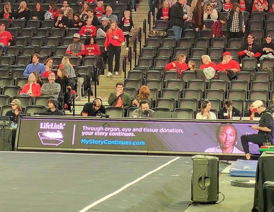 LifeLinkGA's tweet image. It was an electrifying night at the UGA v Boise State gymnastics meet with over 8,000 fans in the stands! 🤸‍♀️ LifeLink volunteer, Gail, was recognized as a transplant recipient on the Jumbotron! ✨♥️ MyStoryContinues.com ♾️ #LifeLinkInfinity #YourStoryContinues #GoDawgs