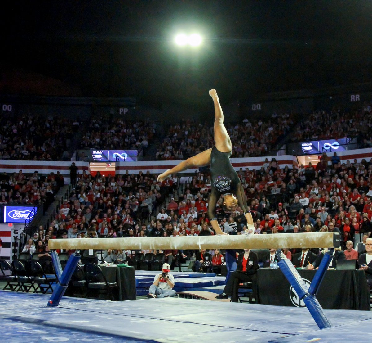 LifeLinkGA's tweet image. It was an electrifying night at the UGA v Boise State gymnastics meet with over 8,000 fans in the stands! 🤸‍♀️ LifeLink volunteer, Gail, was recognized as a transplant recipient on the Jumbotron! ✨♥️ MyStoryContinues.com ♾️ #LifeLinkInfinity #YourStoryContinues #GoDawgs