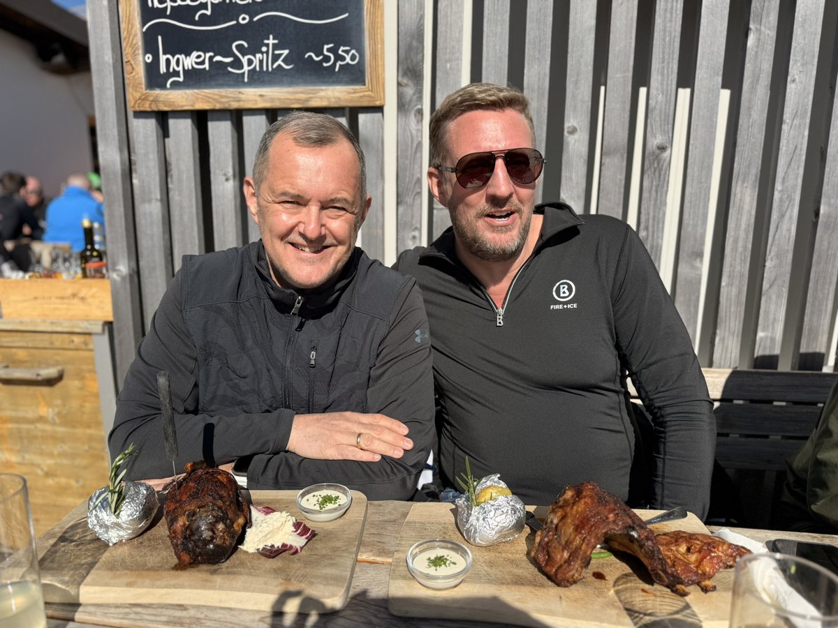 sarfeld's tweet photo. Kleiner Snack geht auf 2454 m Höhe immer 😋 #spareribs #pfannspitzhütte #Plose https://t.co/qRWWfVmaSv