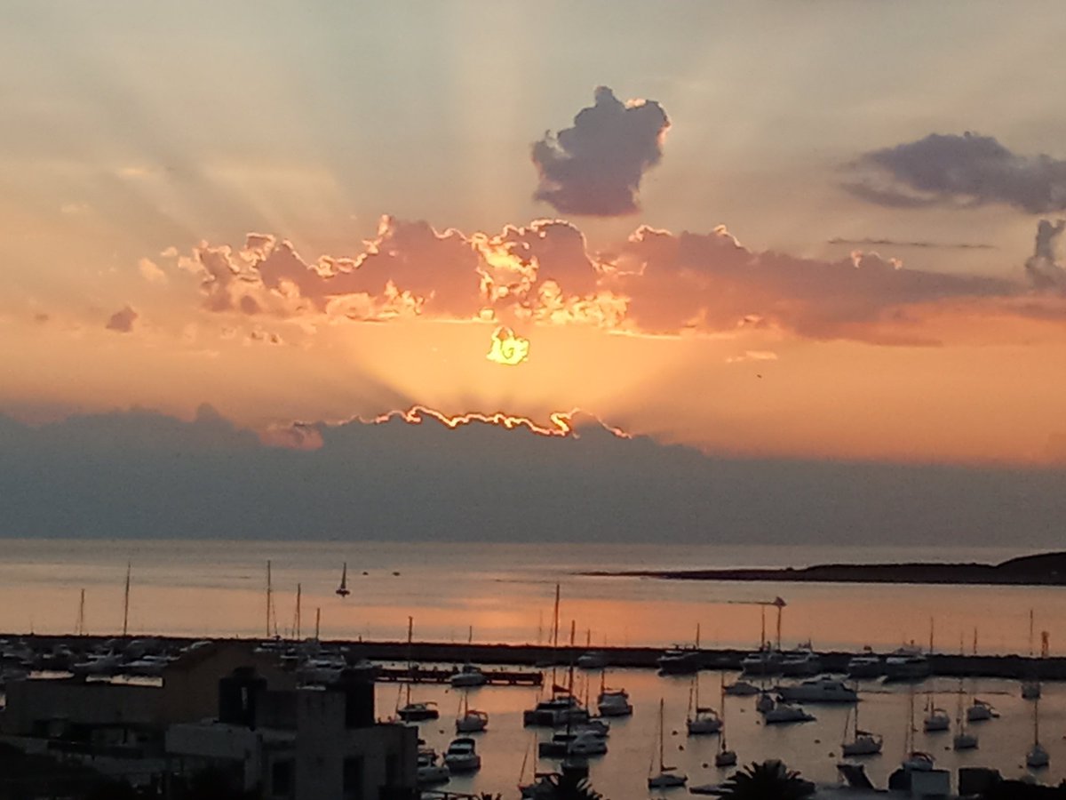 FitoSayago's tweet image. Un atardecer m谩s. #PuntadelEste #puertodepuntadeleste #islagorritti #atardecer