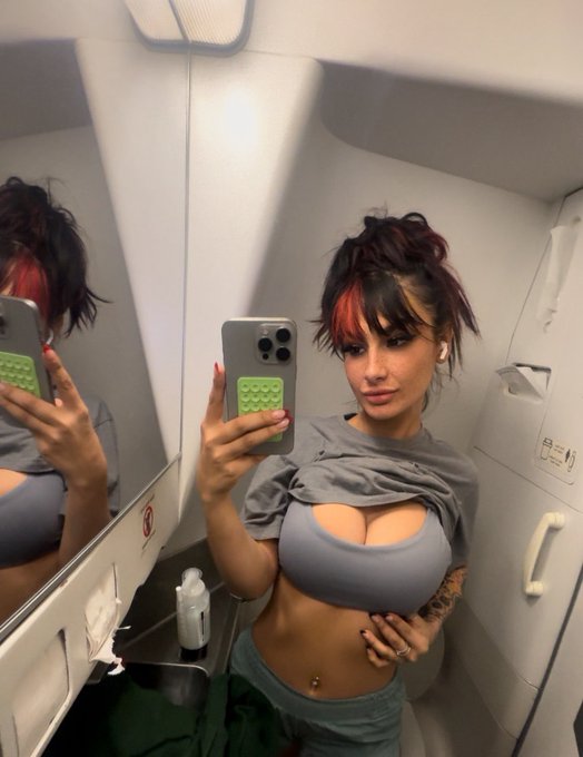 Watch Lauren Hunt's leaked NSFW photo on TwXstars