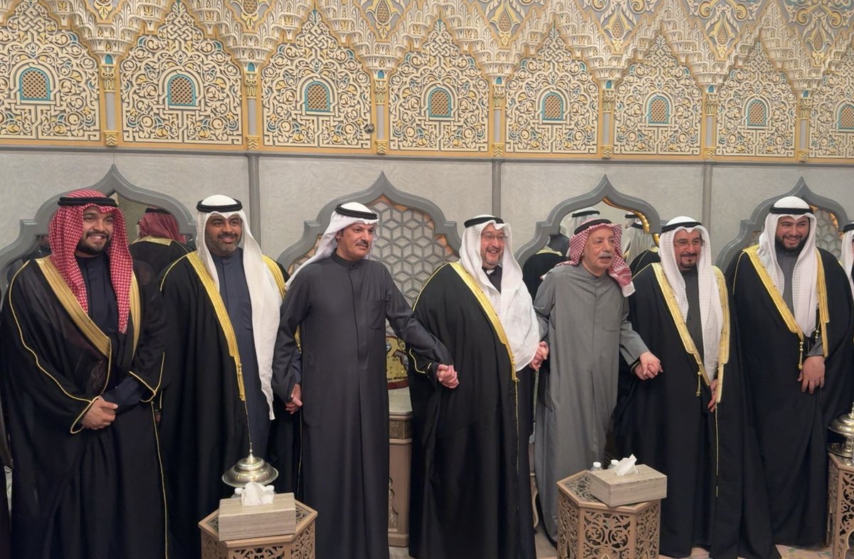 من اليمين:
الشيخ / سالم فهد جابر العلي 
الشيخ/ فهد جابر العلي
أمير قبيلة العوازم/ 
فلاح بن جامع
الشيخ/ صباح جابر العلي
فهد بن جامع
الشيخ /محمد نايف جابر الأحمد 
الشيخ/ فهد نايف جابر الأحمد

whatsapp.com/channel/0029Va…